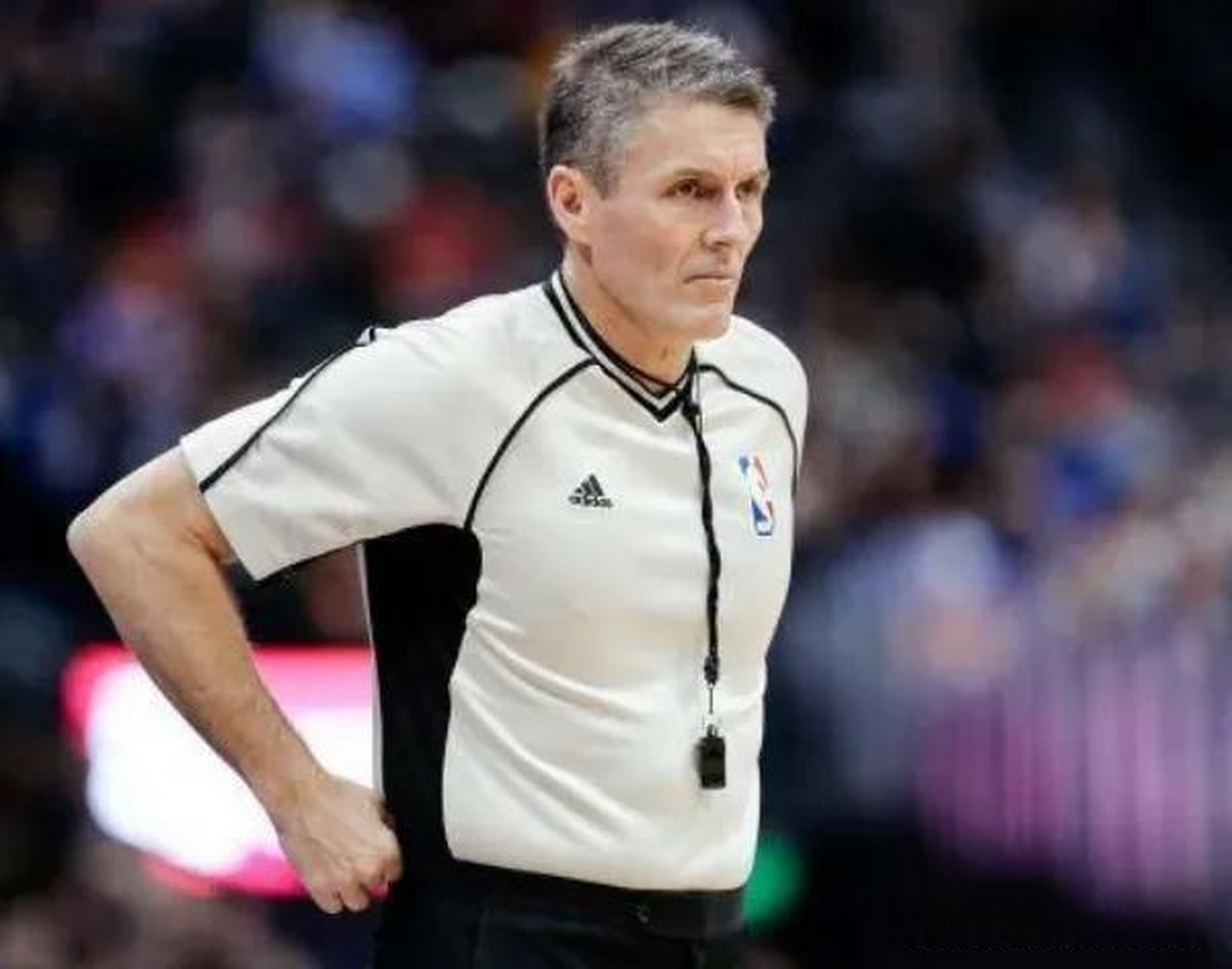 开云-湖人球员公开质疑裁判判罚尺度，引争议，计划他的文件决定类型.-开云